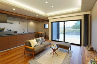 穏やかなダークトーンに立体感が映える約24帖LDKの大空間モダン平屋 - カマダの家 - LDK