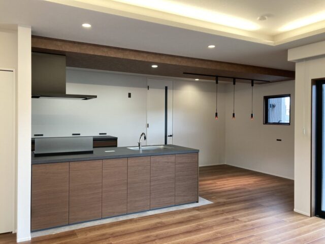 穏やかなダークトーンに立体感が映える約24帖LDKの大空間モダン平屋 - カマダの家 - キッチン
