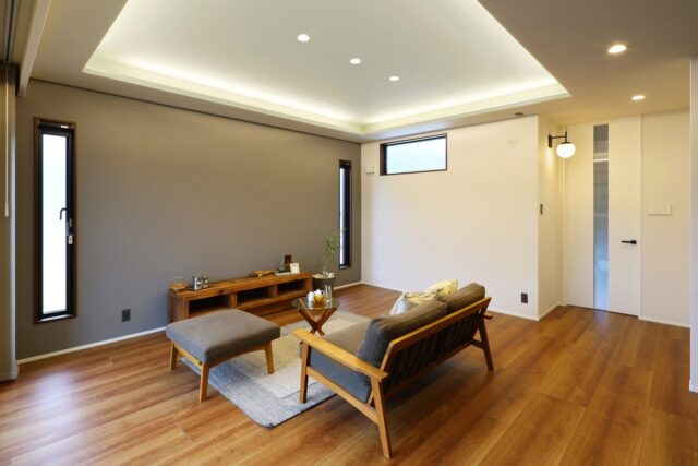 穏やかなダークトーンに立体感が映える約24帖LDKの大空間モダン平屋 - カマダの家 - リビング