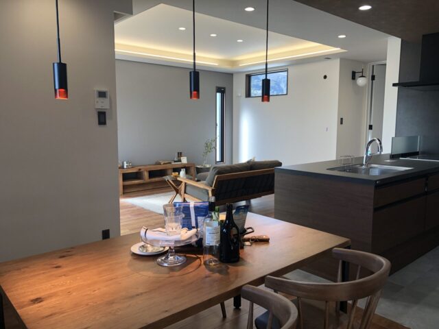 穏やかなダークトーンに立体感が映える約24帖LDKの大空間モダン平屋 - カマダの家 - LDK