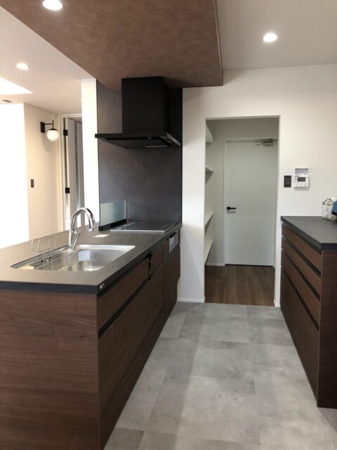 穏やかなダークトーンに立体感が映える約24帖LDKの大空間モダン平屋 - カマダの家 - キッチン