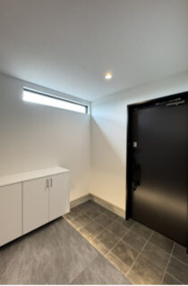 モノトーンで魅せるホテルライクな20帖超の大空間リビングがある大人モダンハウス - 津曲工業 - 玄関