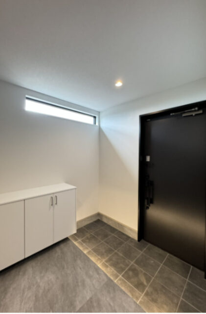 モノトーンで魅せるホテルライクな20帖超の大空間リビングがある大人モダンハウス - 津曲工業 - 玄関