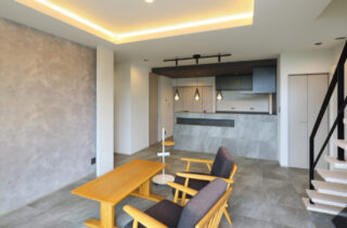 モノトーンで魅せるホテルライクな20帖超の大空間リビングがある大人モダンハウス - 津曲工業 - LDK