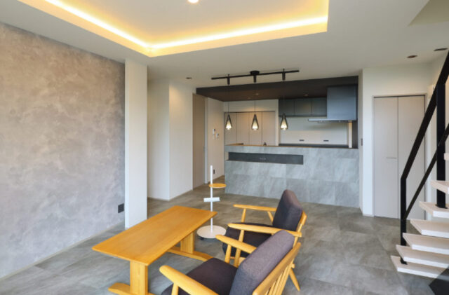 モノトーンで魅せるホテルライクな20帖超の大空間リビングがある大人モダンハウス - 津曲工業 - LDK