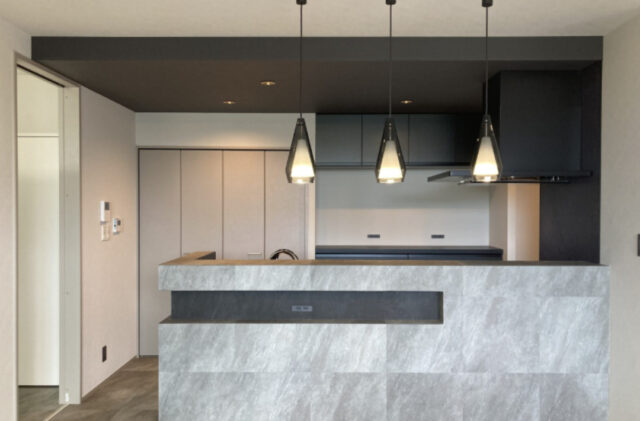 モノトーンで魅せるホテルライクな20帖超の大空間リビングがある大人モダンハウス - 津曲工業 - キッチン正面