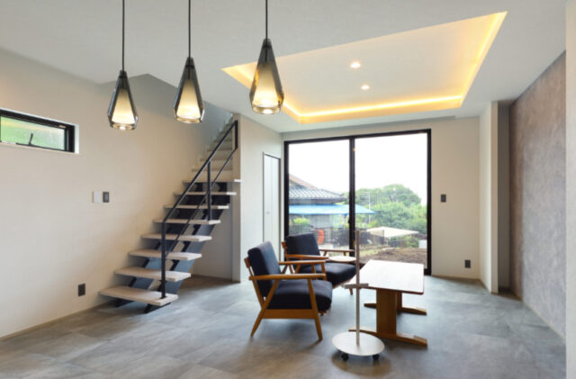 モノトーンで魅せるホテルライクな20帖超の大空間リビングがある大人モダンハウス - 津曲工業 - リビング