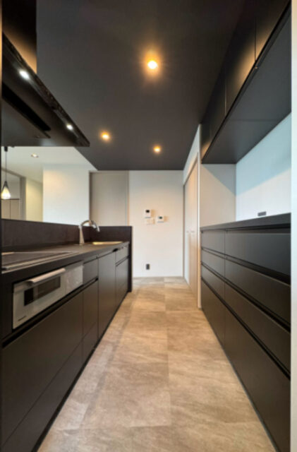 モノトーンで魅せるホテルライクな20帖超の大空間リビングがある大人モダンハウス - 津曲工業 - キッチン