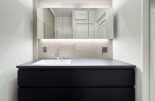 モノトーンで魅せるホテルライクな20帖超の大空間リビングがある大人モダンハウス - 津曲工業 - 洗面スペース