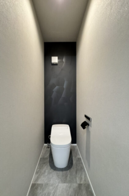 モノトーンで魅せるホテルライクな20帖超の大空間リビングがある大人モダンハウス - 津曲工業 - トイレ