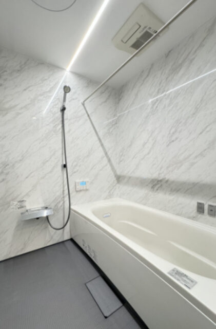 モノトーンで魅せるホテルライクな20帖超の大空間リビングがある大人モダンハウス - 津曲工業 - 浴室