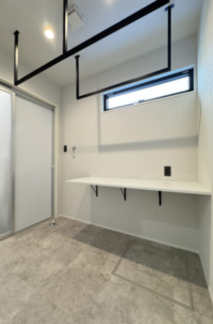 モノトーンで魅せるホテルライクな20帖超の大空間リビングがある大人モダンハウス - 津曲工業 - 脱衣・洗濯室