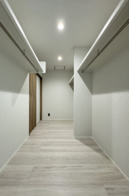 モノトーンで魅せるホテルライクな20帖超の大空間リビングがある大人モダンハウス - 津曲工業 - クローゼット