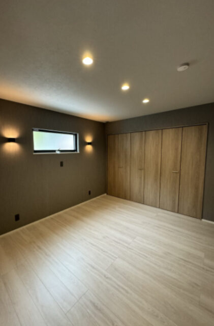 モノトーンで魅せるホテルライクな20帖超の大空間リビングがある大人モダンハウス - 津曲工業 - 洋室