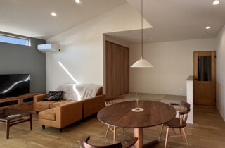 ダークグレーの外観に木目が映える回遊動線を備えた和モダン平屋 - 津曲工業 - ダイニング・リビング・和室