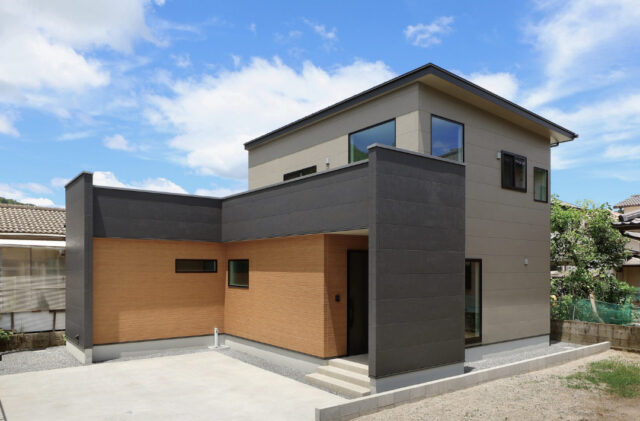 猫と暮らす23帖の大空間LDKが魅力の重厚感ある2階建て - 津曲工業 - 外観