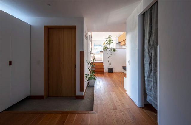 天井高で小窓の多い開放的な空間の家「柔光のすまい」（鹿児島市魚見町）