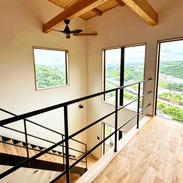絶景と光が差し込む大きな吹抜けリビングの2階建て