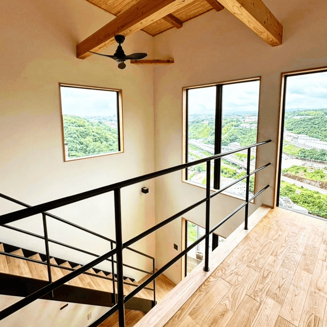 絶景と光が差し込む大きな吹抜けリビングの2階建て