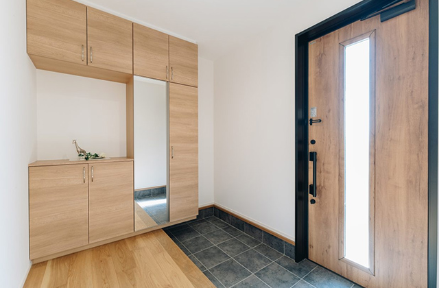 玄関 - ヴェールガーデン姶良No.7モデルハウス 平屋 3LDK+WIC「機能美に満ちたシックな切妻屋根の家」(姶良市) - ヤマサハウス