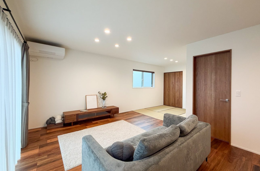ブラックの外観と落ち着いたモダン空間が調和する機能的な住まい - ヤマサハウス - リビング・畳スペース