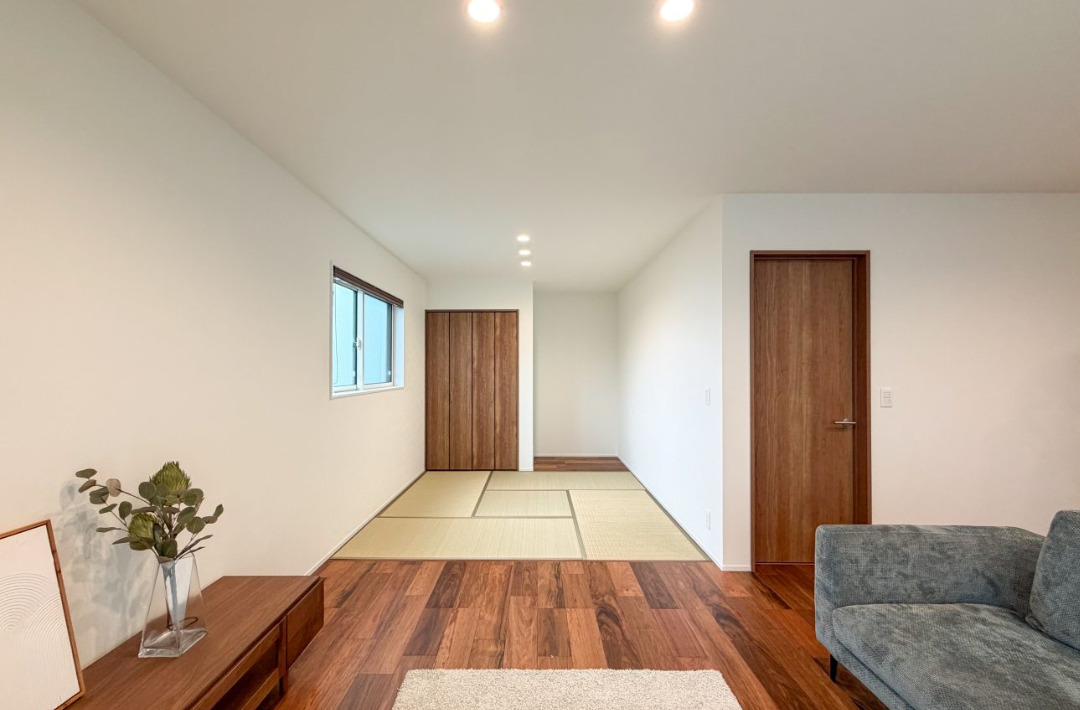 ブラックの外観と落ち着いたモダン空間が調和する機能的な住まい - ヤマサハウス - 畳スペース