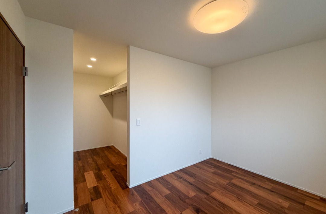 ブラックの外観と落ち着いたモダン空間が調和する機能的な住まい - ヤマサハウス - 洋室・WIC