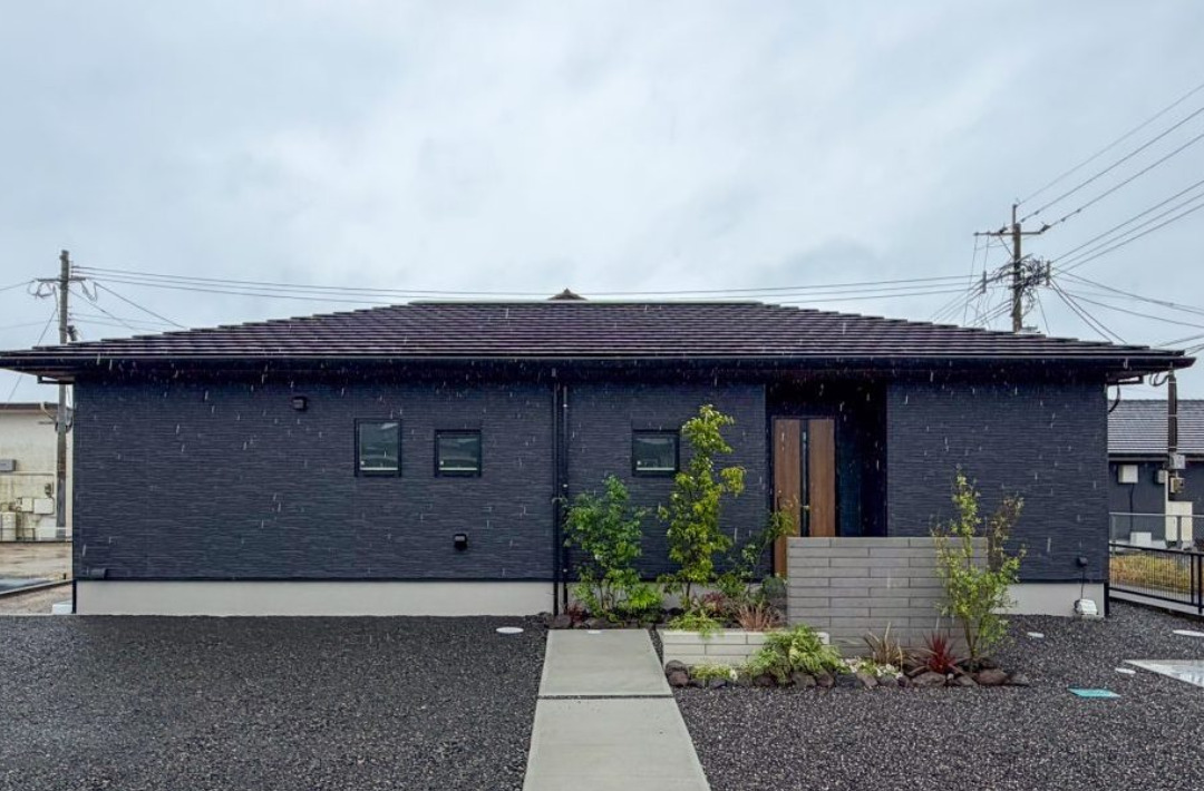 ブラックの外観と落ち着いたモダン空間が調和する機能的な住まい - ヤマサハウス - 外観