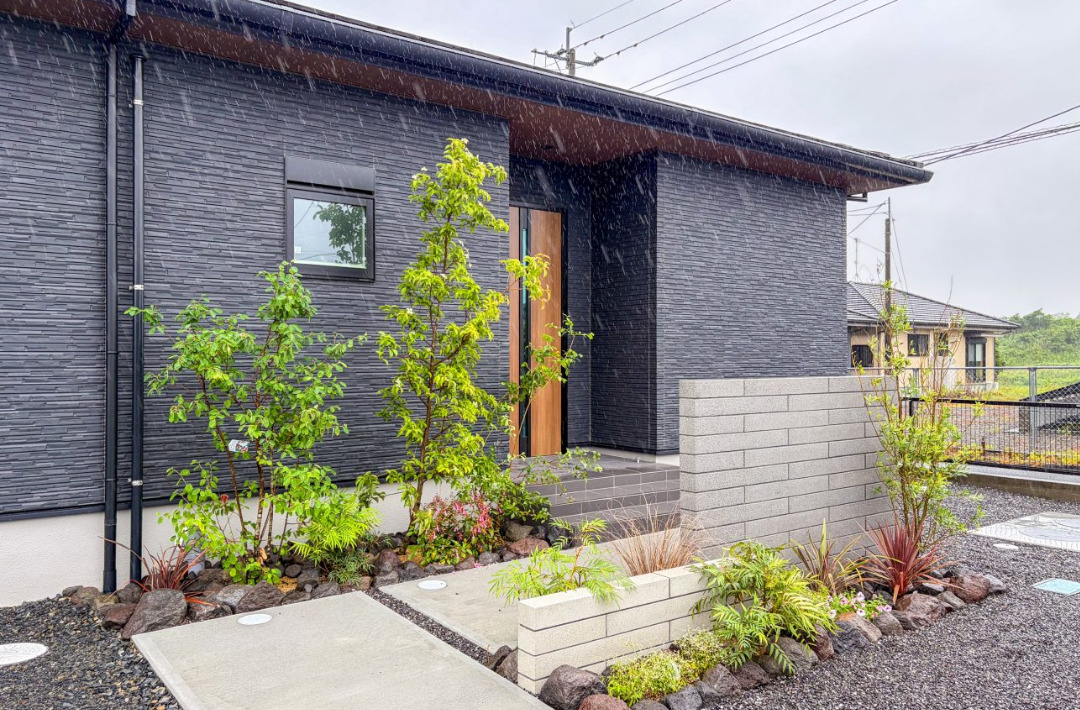 ブラックの外観と落ち着いたモダン空間が調和する機能的な住まい - ヤマサハウス - 外観・玄関