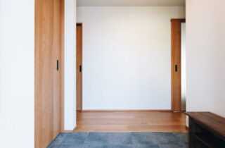 木の温もりと回遊動線で快適に暮らすバリアフリーの平屋 - ヤマサハウス - 玄関
