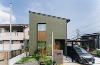 片流れ屋根が映えるモスグリーンの外観と素材美が際立つシックな住まい - ヤマサハウス - 外観