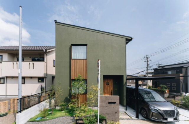 片流れ屋根が映えるモスグリーンの外観と素材美が際立つシックな住まい - ヤマサハウス - 外観