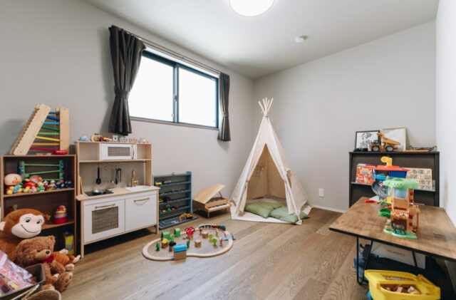 片流れ屋根が映えるモスグリーンの外観と素材美が際立つシックな住まい - ヤマサハウス - 子ども部屋