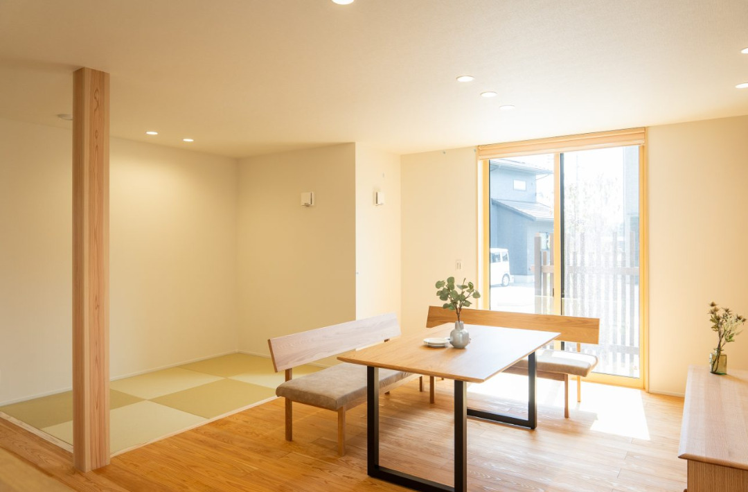 木の格子が映えるナチュラルモダンで洗練された2階建て - ヤマサハウス - リビング・畳スペース
