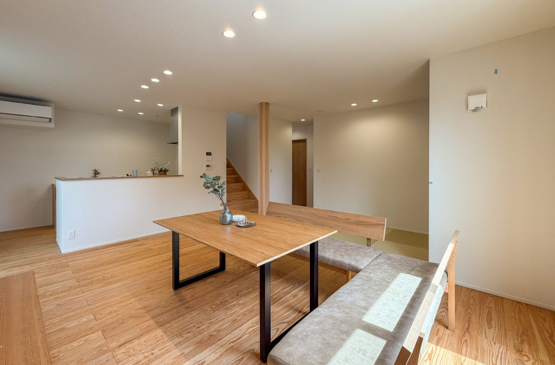 木の格子が映えるナチュラルモダンで洗練された2階建て - ヤマサハウス -LDK