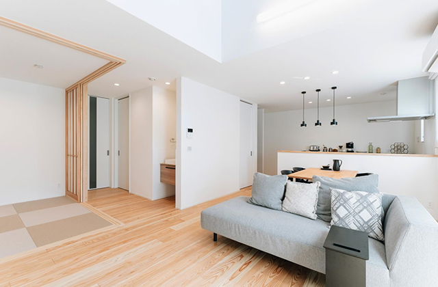 LDK - ひがし皇徳寺NO.25モデルハウス 4LDK+2WIC「深い軒と吹き抜けの光あふれるモダン邸宅」(鹿児島市) - ヤマサハウス