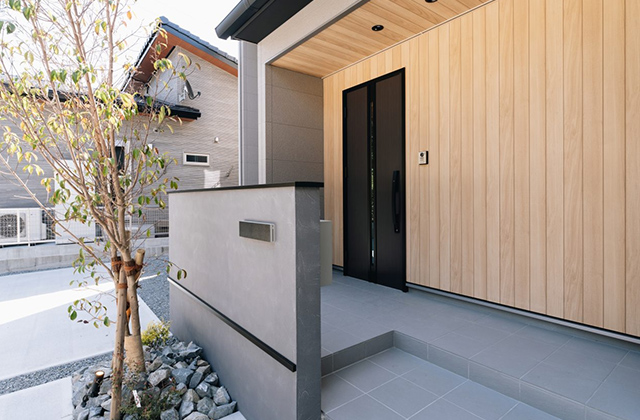 玄関ポーチ - ひがし皇徳寺NO.25モデルハウス 4LDK+2WIC「深い軒と吹き抜けの光あふれるモダン邸宅」(鹿児島市) - ヤマサハウス