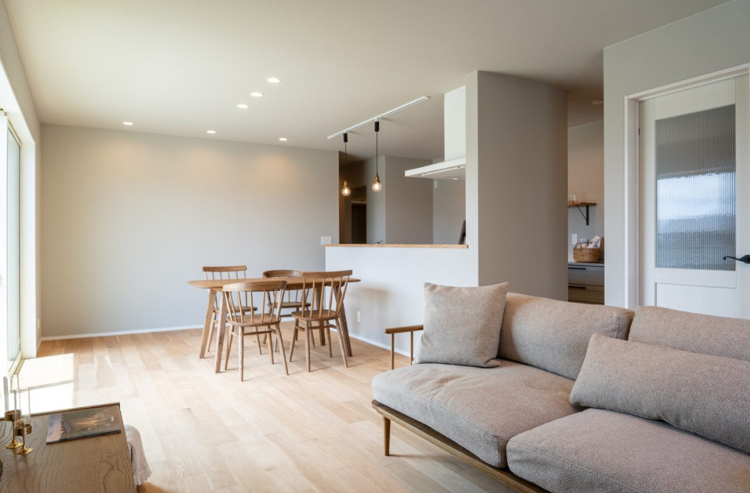 やわらかなラテカラーとカフェ風デザインが心地よいナチュラル平屋 - ヤマサハウス - LDK