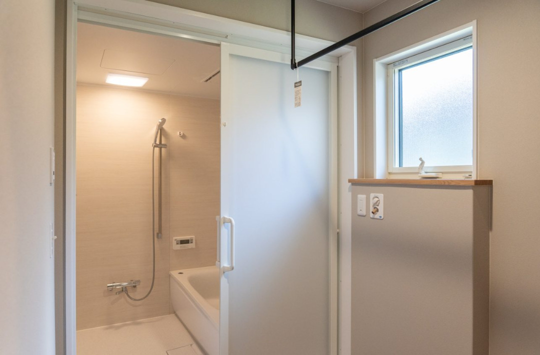 やわらかなラテカラーとカフェ風デザインが心地よいナチュラル平屋 - ヤマサハウス - 浴室・脱衣・ランドリールーム