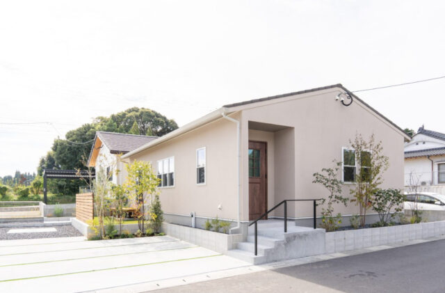 サンライズ石谷6期No.4 LATTEモデルハウス 平屋 3LDK「自然の光と風を愉しみ木のぬくもりに包まれるナチュラルな家」(鹿児島市) - ヤマサハウス - 外観