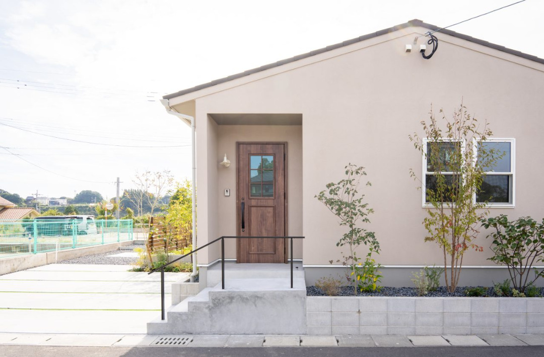 サンライズ石谷6期No.4 LATTEモデルハウス 平屋 3LDK「自然の光と風を愉しみ木のぬくもりに包まれるナチュラルな家」(鹿児島市) - ヤマサハウス - 玄関