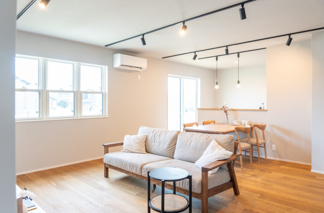 サンライズ石谷6期No.4 LATTEモデルハウス 平屋 3LDK「自然の光と風を愉しみ木のぬくもりに包まれるナチュラルな家」(鹿児島市) - ヤマサハウス - LDK