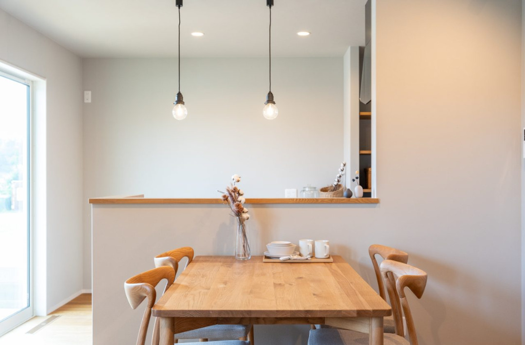 サンライズ石谷6期No.4 LATTEモデルハウス 平屋 3LDK「自然の光と風を愉しみ木のぬくもりに包まれるナチュラルな家」(鹿児島市) - ヤマサハウス - ダイニング