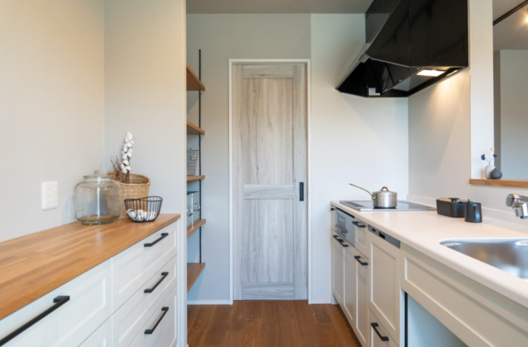 サンライズ石谷6期No.4 LATTEモデルハウス 平屋 3LDK「自然の光と風を愉しみ木のぬくもりに包まれるナチュラルな家」(鹿児島市) - ヤマサハウス - キッチン