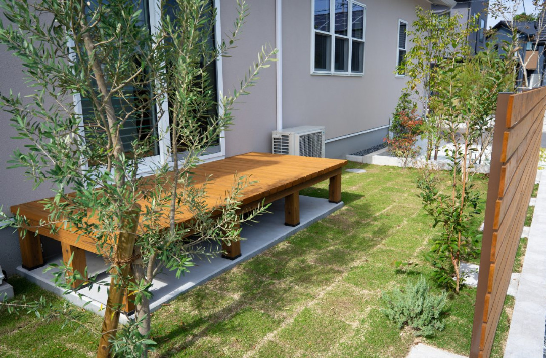 サンライズ石谷6期No.4 LATTEモデルハウス 平屋 3LDK「自然の光と風を愉しみ木のぬくもりに包まれるナチュラルな家」(鹿児島市) - ヤマサハウス - 外構