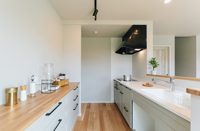 キッチン - 吉野(西菖蒲谷)モデルハウス【LATTE】2階建て 3LDK+WIC「格子窓が美しい北欧ナチュラルの家」(鹿児島市) - ヤマサハウス