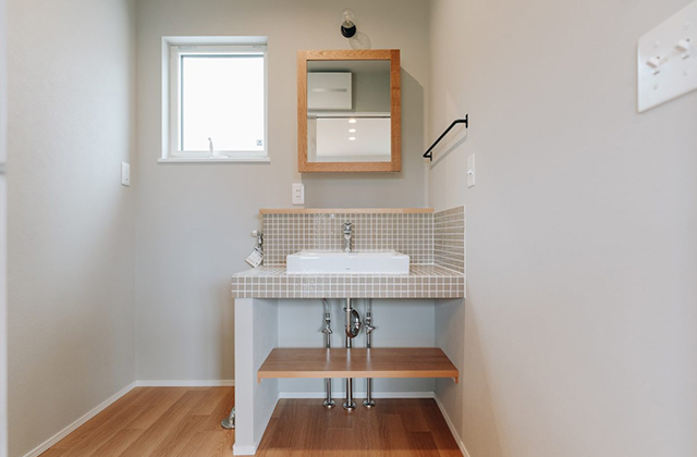 洗面所 - 吉野(西菖蒲谷)モデルハウス【LATTE】2階建て 3LDK+WIC「格子窓が美しい北欧ナチュラルの家」(鹿児島市) - ヤマサハウス