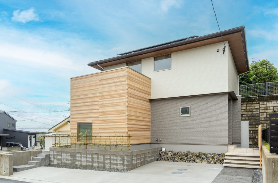 松十文字SELECTINOモデルハウス 4LDK+WIC「アクセントの庇が映える外観と木のぬくもりに包まれる家事ラク動線の家」(鹿児島市) - ヤマサハウス - 外観