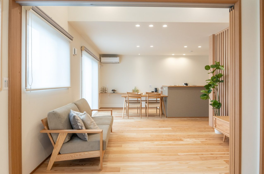 松十文字SELECTINOモデルハウス 4LDK+WIC「アクセントの庇が映える外観と木のぬくもりに包まれる家事ラク動線の家」(鹿児島市) - ヤマサハウス - LDK