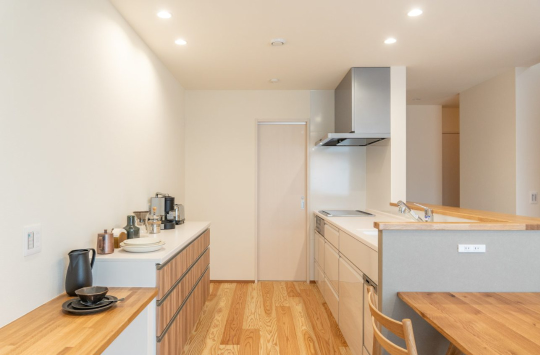 松十文字SELECTINOモデルハウス 4LDK+WIC「アクセントの庇が映える外観と木のぬくもりに包まれる家事ラク動線の家」(鹿児島市) - ヤマサハウス - キッチン